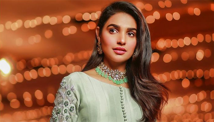 Amna Ilyas urges fans to get coronavirus vaccine after she received her jab