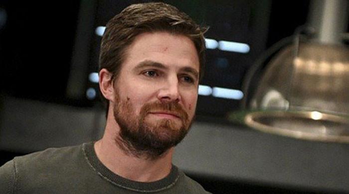 Arrow star Stephen Amell kicked off flight after berating wife publicly