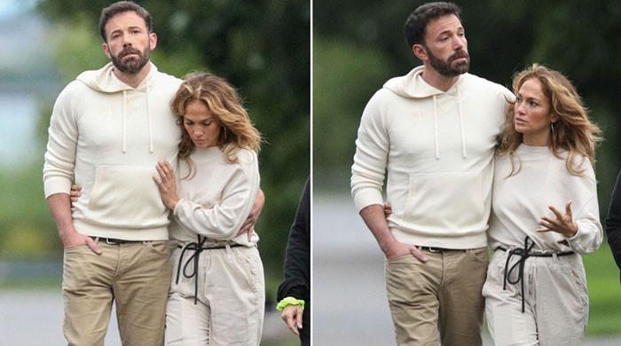 Jennifer Lopez, Ben Affleck take romantic stroll