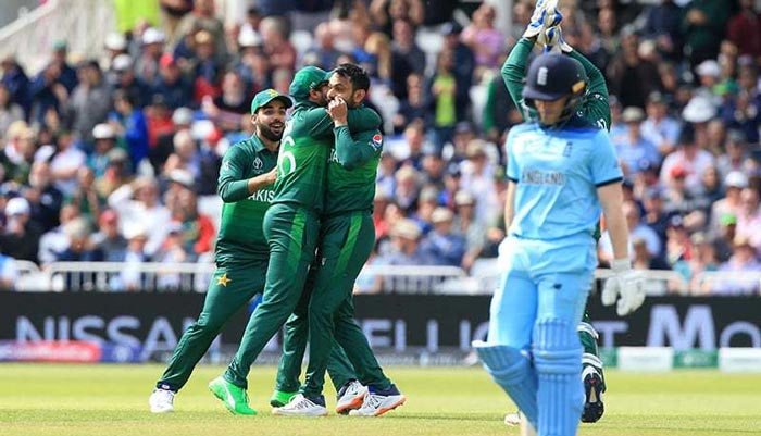 Mohammad Hafeez (3rd L) celebrates with teammates after taking the wicket of Englands captain Eoin Morgan. Photo: AFP
