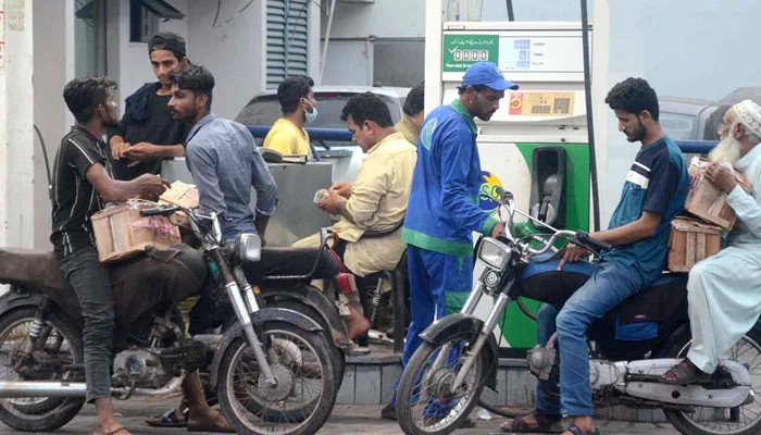 Harga bensin naik Rs5,40 per liter di Pakistan