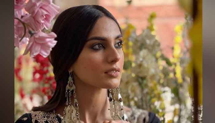 Iqra Aziz says she cant explain the feeling after babys birth