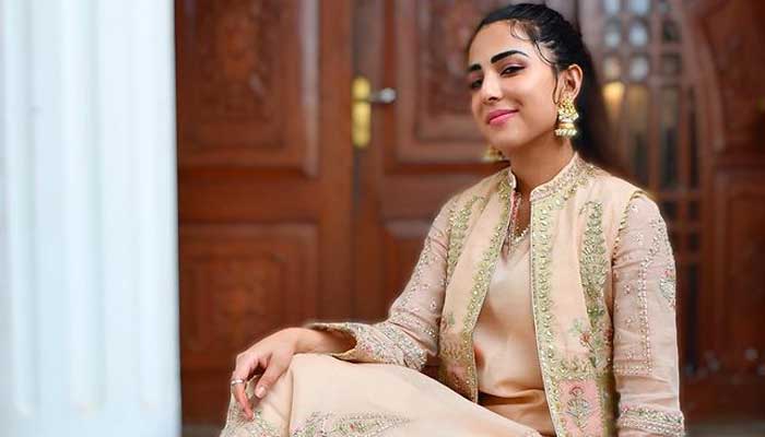 Ushna Shah diagnosed with coronavirus, urges fans to get vaccinated