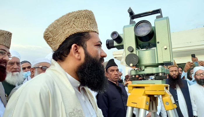 Chairman Central Ruet-e-Hilal Committee, Maulana Abdul Khabir Azad, sighting the Ramadan moon, on the rooftop of Auqaf Hall, Peshawar, April 13, 2021. — PPI/File