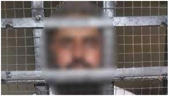 Suspected Mufti Shahnawaz behind the bars following his arrest on August 23. Photo — Geo News