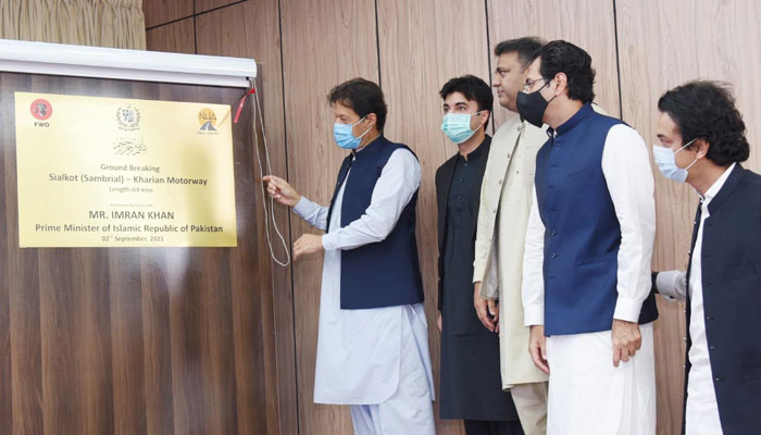 PM Imran Khan unveils plaque for ground breaking of Sialkot-Kharian Motorway. Photo: PID