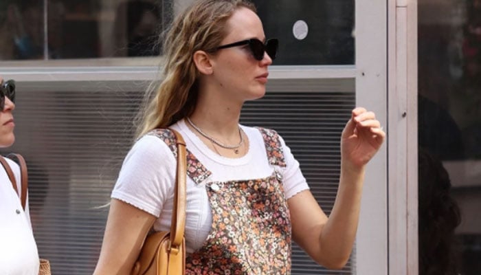 Jennifer Lawrence exudes sheer style in maternity clothes: See Photo