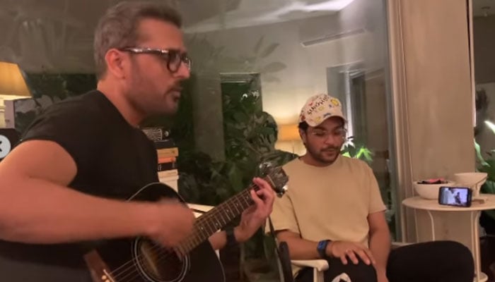 Watch: Asim Azhar, Strings alum Bilal Maqsood jam together on iconic songs