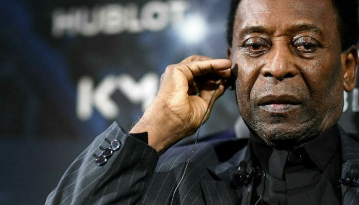 Pele continues to receive chemotherapy after colon tumour surgery