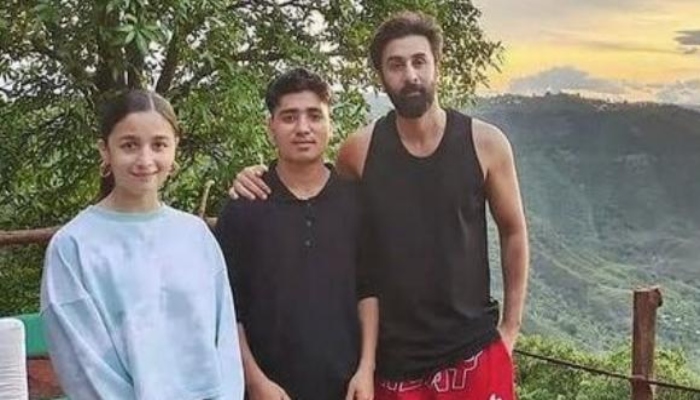 Ranbir Kapoor and Alia Bhatts unseen photo with a fan goes viral