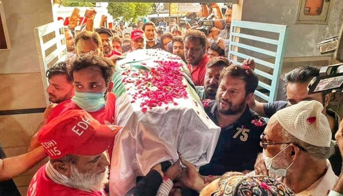 People carrying the mortal remains of legendary Pakistani comedian Umer Sharif in Karachi, on October 6, 2021. — Twitter