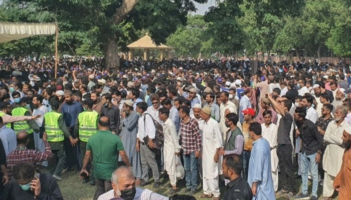 A huge crowd can be seen gathered to bid farewell to legendary Pakistani comedian Umer Sharif at his funeral prayers in Karachi, on October 6, 2021. — Twitter