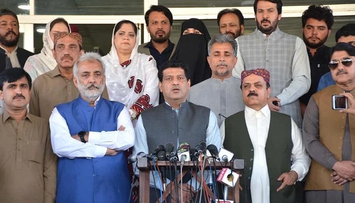 Minister for Finance Balochistan Zahoor Buledi addressing a press conference BAP and other political parties leaders in Quetta, on October 5, 2021. — INP