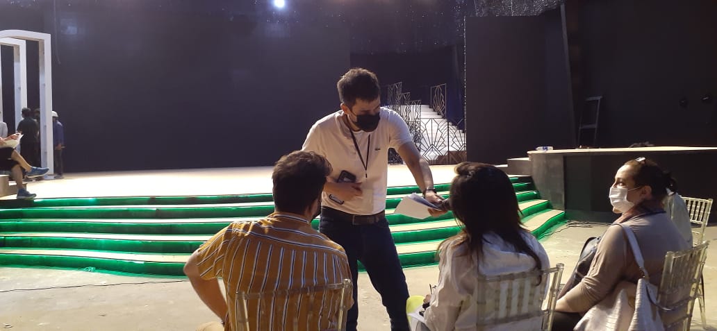 Tabish Hashmi interacts with his colleagues at the LSA 2021 rehearsals. Photo: Eleen Bukhari