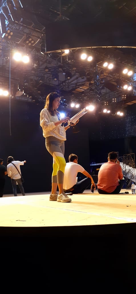Mehwish Hayat looks over her lines in the LSA 2021 rehearsals. Photo: Eleen Bukhari