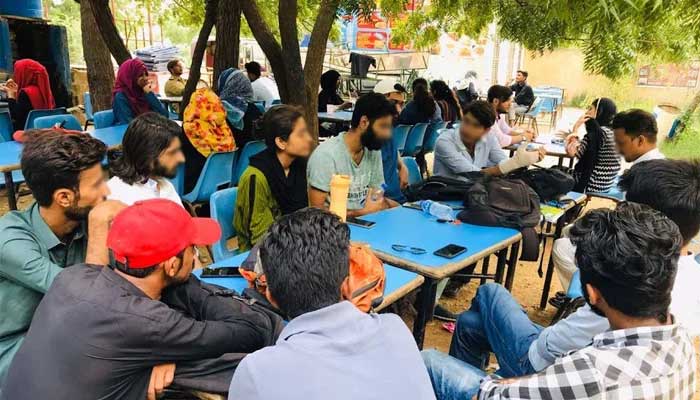 A study circle organised by the Progressive Students Federation (PrSF) on Students Politics in Pakistan at the canteen near the Department of Visual Studies in Karachi University, September 2019. — Geo.tv/via Ayesha Izhar