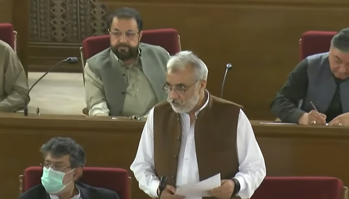 BAP spokesperson Abdul Rehman Khetran presenting the no-confidence motion against Balochistan Chief Minister, Jam Kamal Khan, before the assembly on Wednesday, October 20, 2021. — YouTube/HumNewsLive