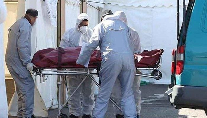 Paramedics carrying a deceased person infected with COVID-19 on a stretcher. Photo: Geo.tv/ file
