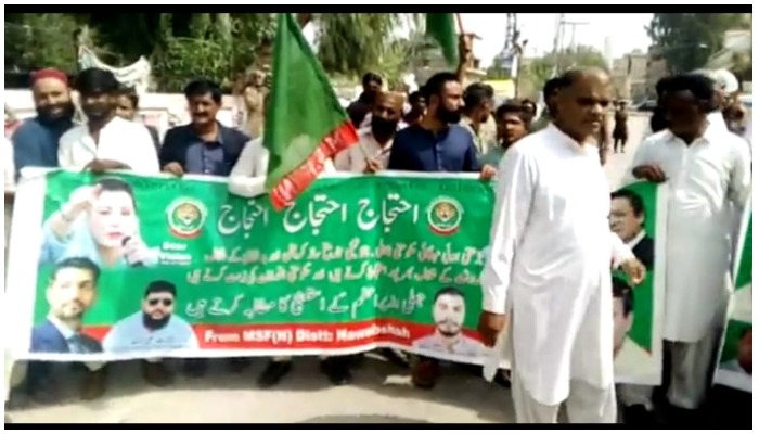 Citizens taking to streets to protest inflation under PML-N-led campaign. Photo: Twitter/@pmln_org