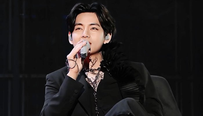 Kim Taehyung remained seated during Permission to Dance concert amid the leg injury