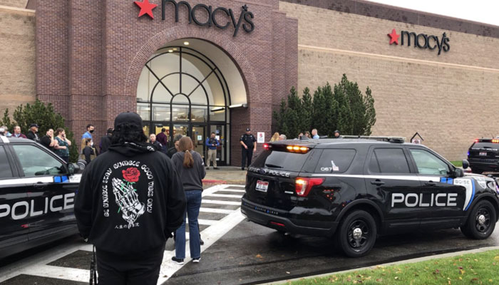 Gunman kills two, injures four others in US mall shooting