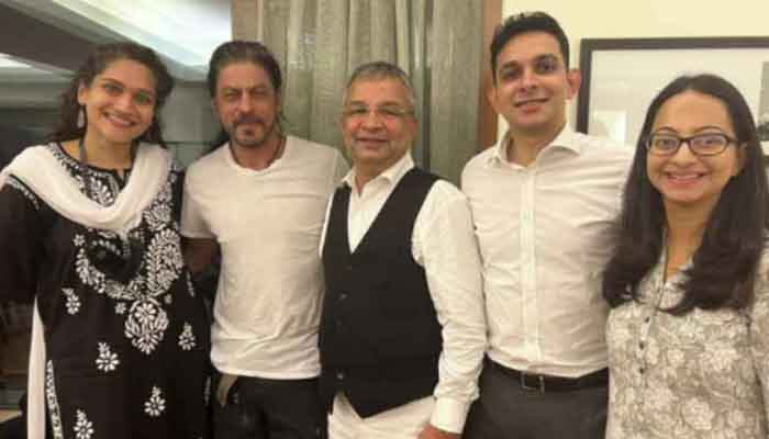 Shah Rukh Khan looks happy in latest picture with Aryans lawyers
