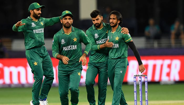 Pakistan´s cricketers celebrates after the dismissal of Afghanistan´s Rahmanullah Gurbaz (not pictured) during the ICC Twenty20 World Cup cricket match between Afghanistan and Pakistan at the Dubai International Cricket Stadium in Dubai on October 29, 2021. — AFP