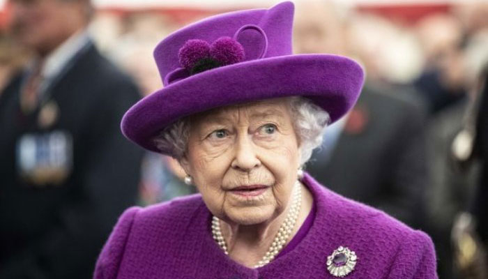 Queen travels to Sandringham country home for break via helicopter