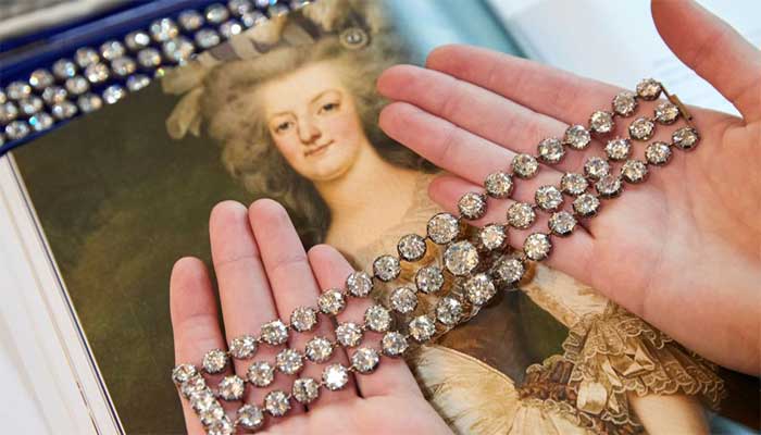 Les bracelets de la reine de France Marie-Antoinette seront éblouissants aux enchères