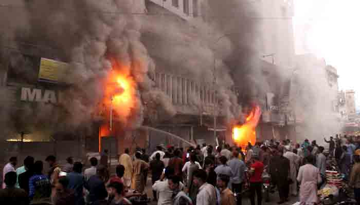 300 toko hancur dalam kobaran api Pasar Koperasi Karachi