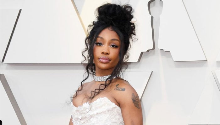 SZA stops mid-show to check on a fainted fan, references Astroworld deaths