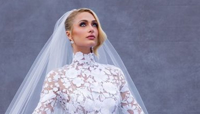 Paris Hilton mengenang upacara pernikahan emosional dengan Carter Reum