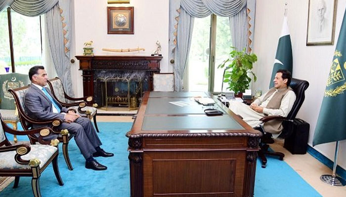 A file photo of Prime Minister Imran Khan in conversation with DG ISI Faiz Hameed. Photo: file