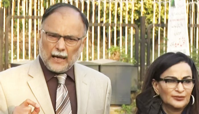 PML-N Secretary-General Ahsan Iqbal (left) and PPP Senator Sherry Rehman speaking during a press conference in Islamabad on November 18, 2021. — YouTube/HumNewsLive