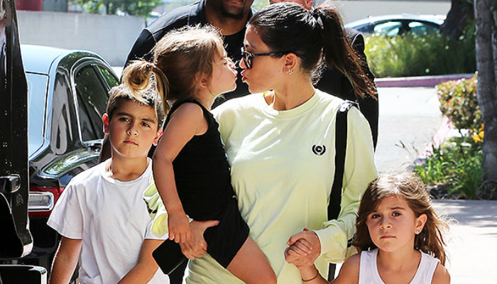 Kourtney Kardashian membalas kritik bahwa dia mengabaikan anak-anaknya