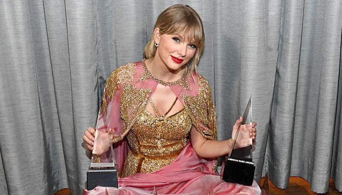 Taylor Swift menyapa penggemar dalam pidato penerimaan di American Music Awards