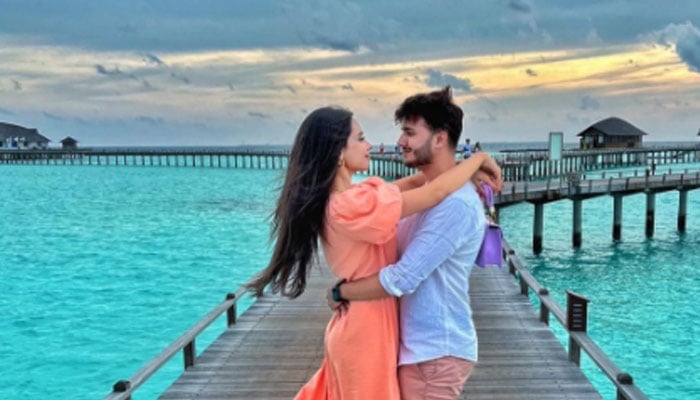 Shahveer Jafry, wife Ayesha embrace each other amid Maldives honeymoon
