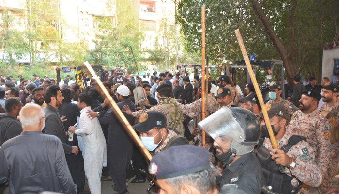 Builders protest at Shahrah-e-Faisal against orders of Nasla Towers demolition