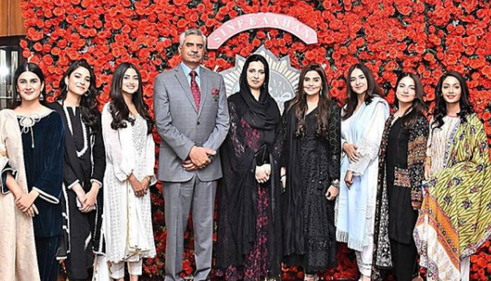 Sinf-e-Aahan girls Sajal Aly, Kubra Khan and more pose with DG ISPR