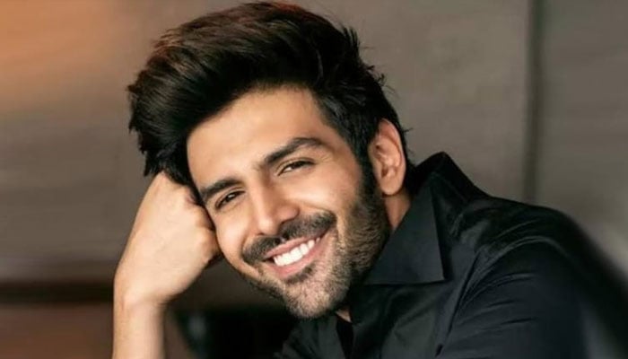 Kartik Aaryan’s all smile as he films ‘Shehzada’ in the middle of streets