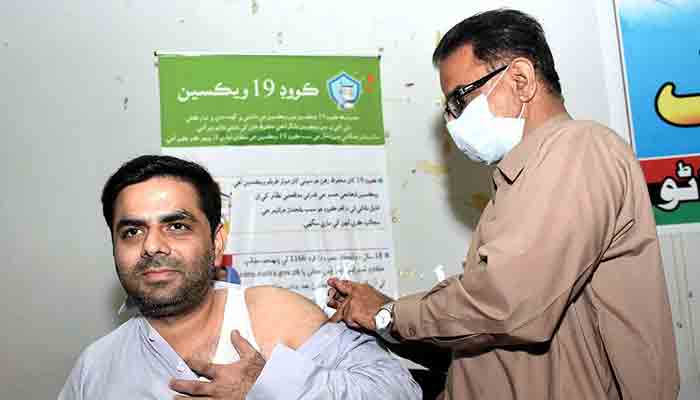A healthcare worker inoculates a citizen at a COVID-19 vaccination centre in Larkanas Jinnah Bagh. Photo: APP