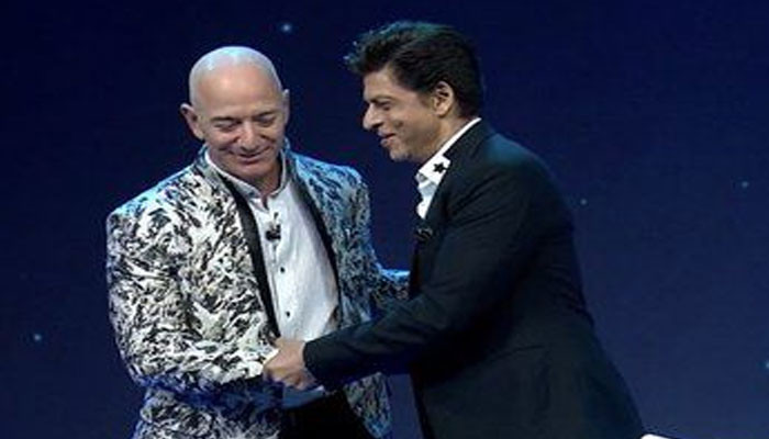 Ketika Shah Rukh Khan disebut ‘salah satu orang paling rendah hati oleh Jeff Bezos
