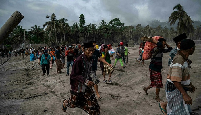 Villagers salvage their belongings in an area covered in volcanic ash at Sumber Wuluh village in Lumajang on December 5, 2021, after the Semeru volcano eruption. Photo: AFP