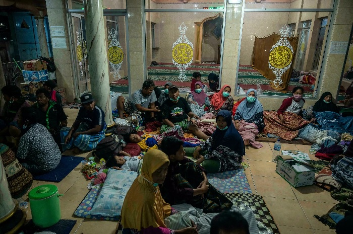 Evacuees take shelter at a mosque in Lumajang after the eruption of Mount Semeru. Photo: AFP