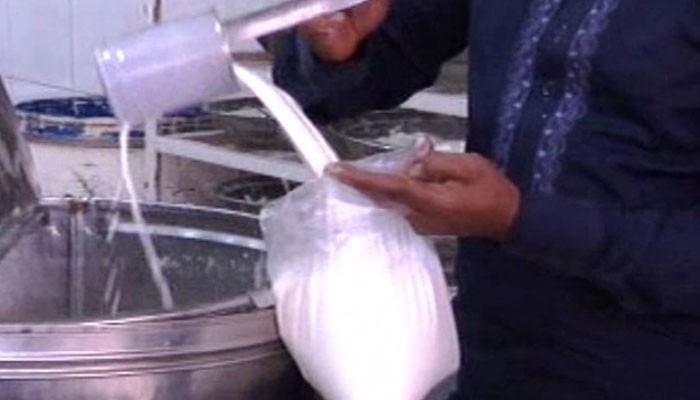 Admin Karachi gagal memastikan penjualan susu dengan harga resmi