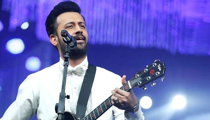 Atif Aslam leaves concert midway to protect young female fan: Watch Video