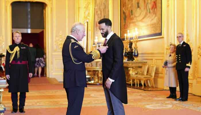 Penyanyi ‘Walking Away’ Craig David menerima MBE dari Pangeran Charles