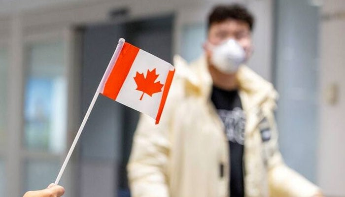 کینیڈا کی حکومت نے کہا کہ صحت عامہ کے مزید اقدامات جاری ہیں کیونکہ Omicron کے پھیلاؤ نے انہیں تشویش میں مبتلا کر دیا ہے۔  فائل فوٹو
