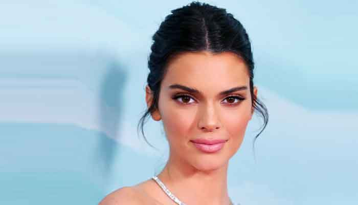 Kendall Jenner memamerkan kredensial fashionista-nya dalam balutan mantel hitam panjang