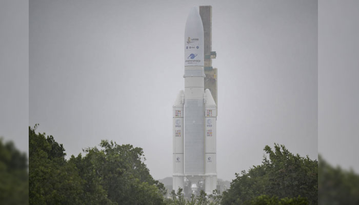 Roket Arianespaces Ariane 5 dengan Teleskop Luar Angkasa James Webb NASA di dalamnya, diluncurkan ke landasan peluncuran, Kamis, 23 Desember 2021. Foto: NASA